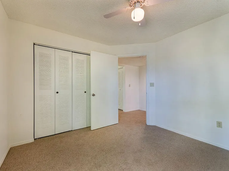 Worthington Apartments — Photo 18