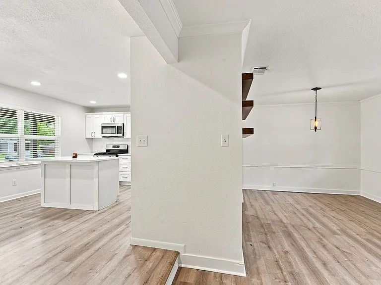 1411 W Shields Dr — Photo 9