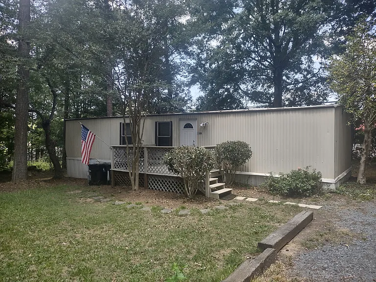 2108 Lewis St — Photo 1