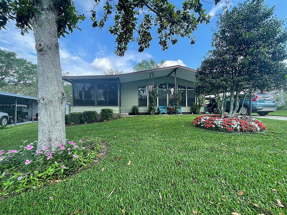 Beautiful curb appeal. 