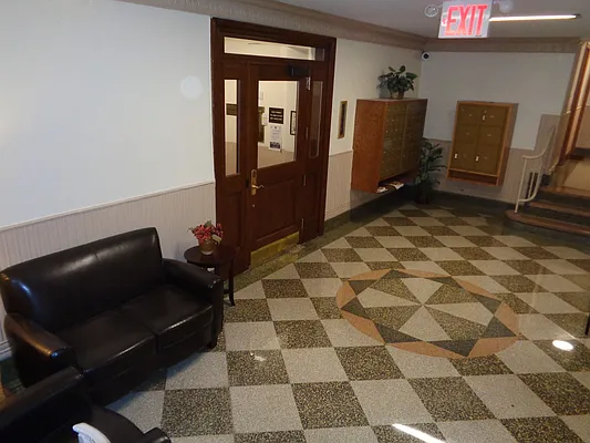 Sold by Thomas Lipovetsky, LREB | media 10