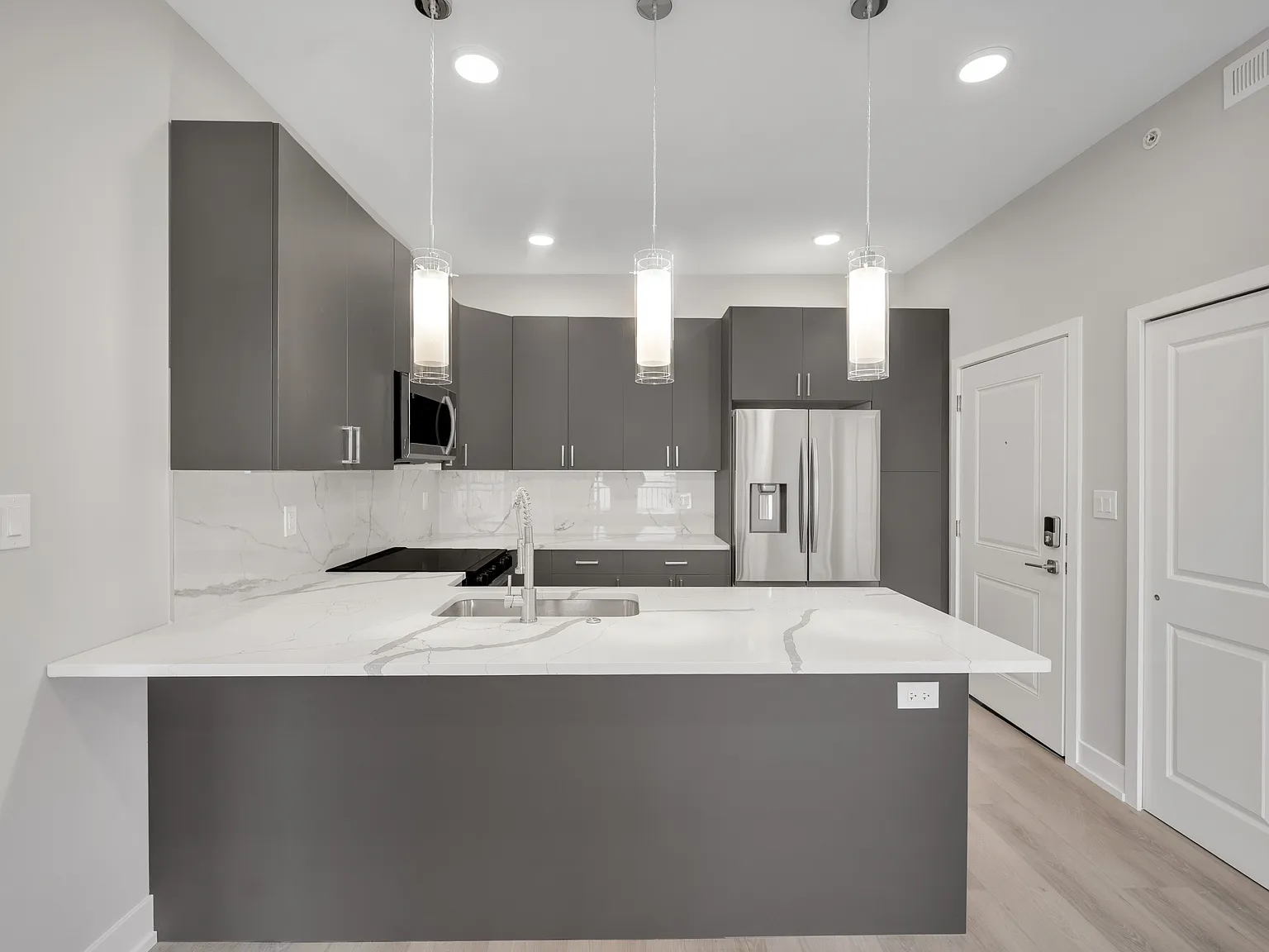 2 bed, 900 sqft, $2,050 — Photo 2