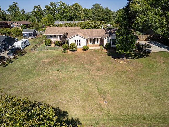 4th image of 1011 Sierra Dr
