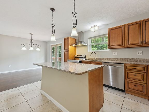 4th image of 179 Clairmont St
