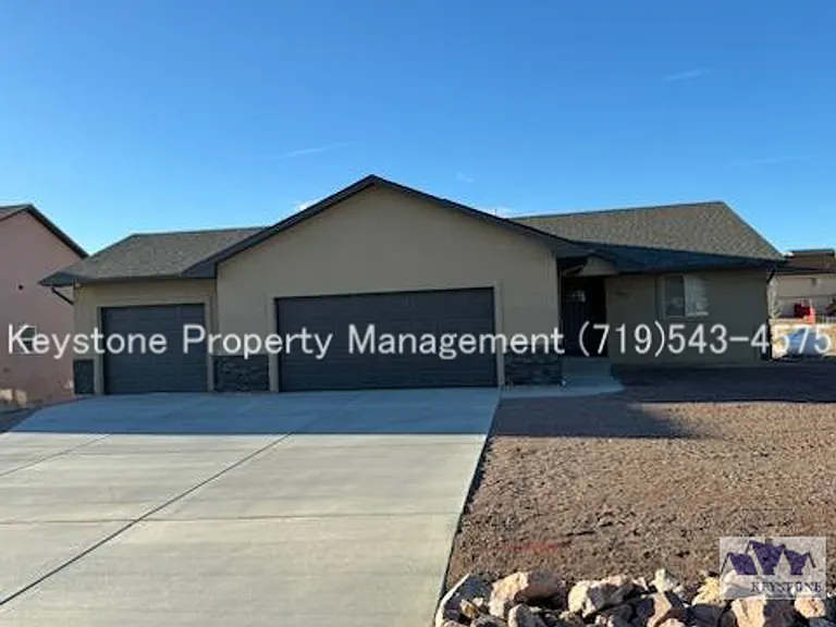 857 S Palomar Dr — Photo 1