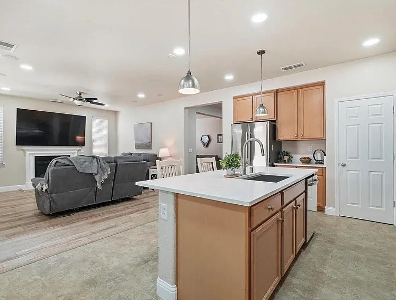 3 bed, 2183 sqft, $3,350 — Photo 4