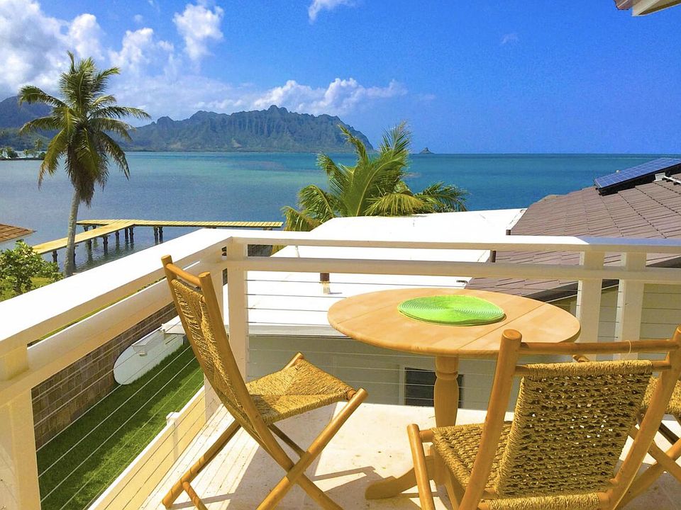 Spacious Lanai to gaze out on the beautiful ocean, mountains & palm trees.