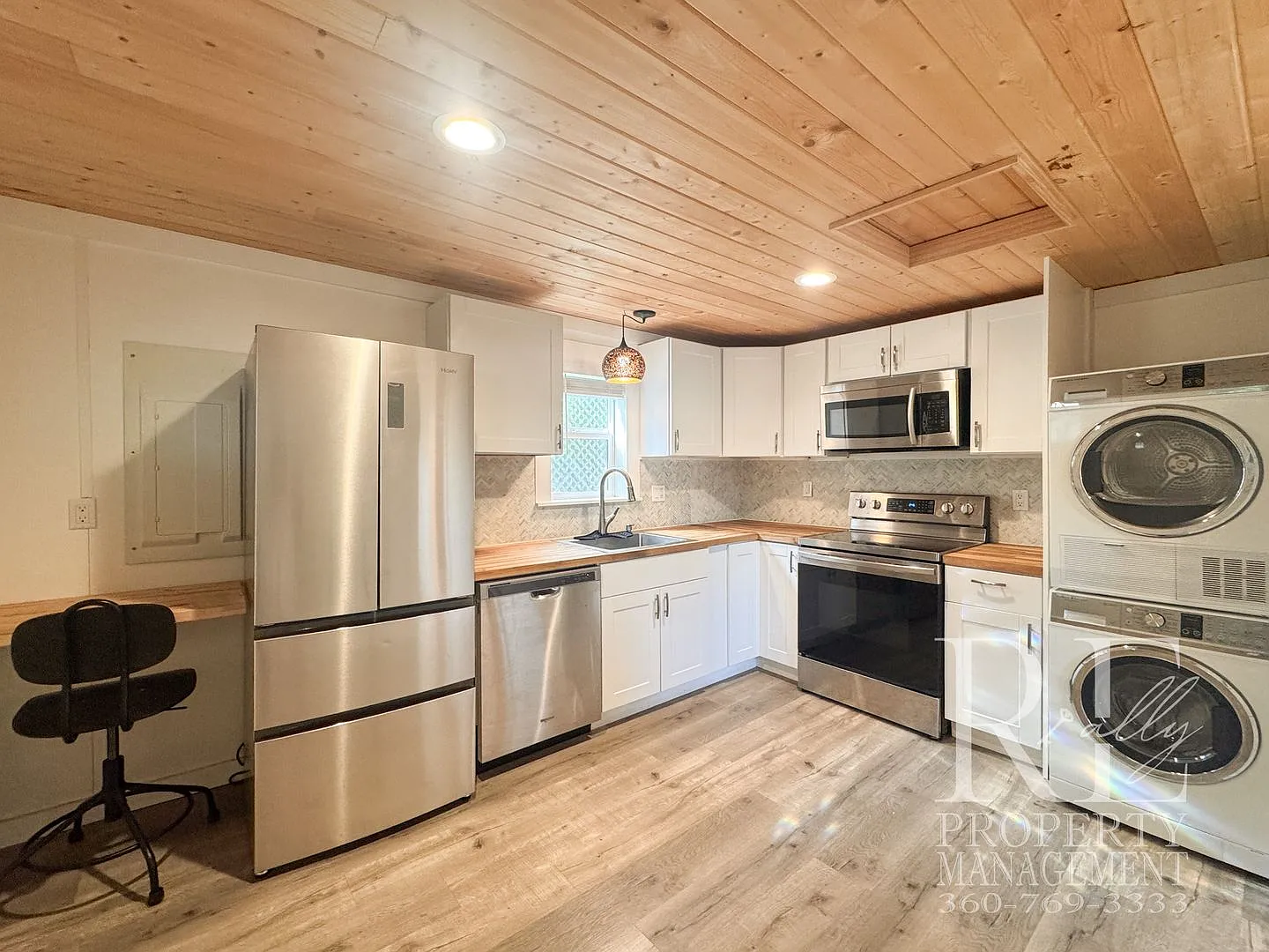 Modern Studio with Full-Size Kitchen Appliances, Covered Porch & Smart Storage — Photo 4
