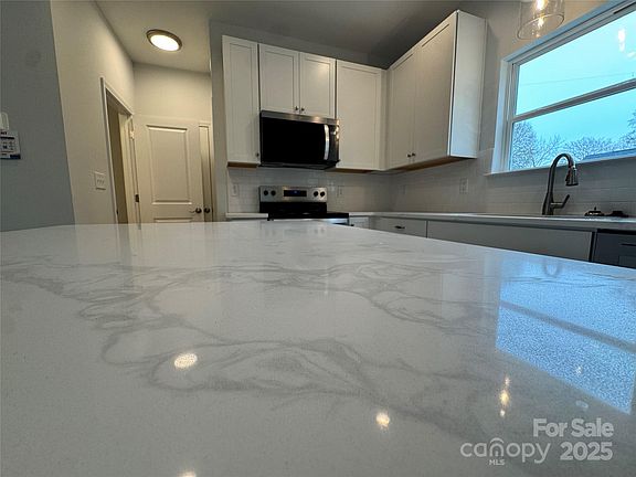 4th image of 621 E Maple Ave