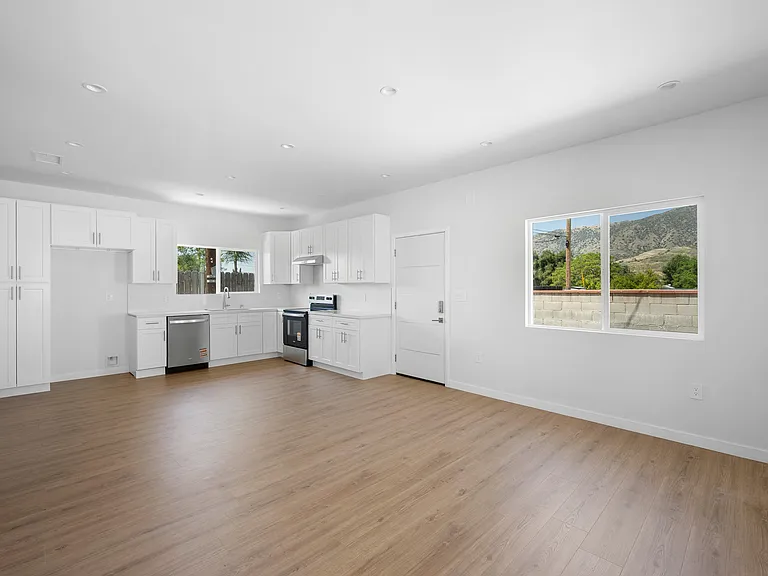 10939 Nassau Ave — Photo 5