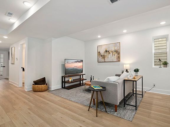 4th image of 3104 N Sacramento Ave #2