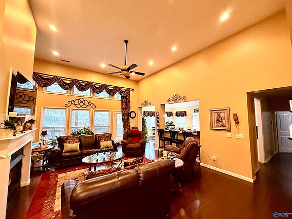 3rd image of 1107 Scenic Dr