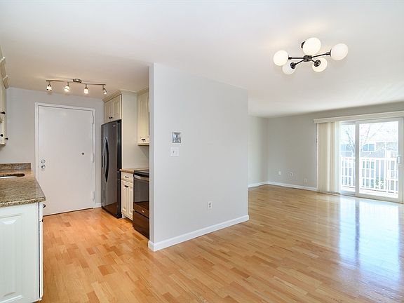 3rd image of 6 Post Oak Ln APT 9