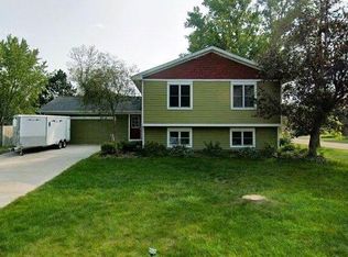 720 Clearbrook Ln, Vadnais Heights, MN 55127