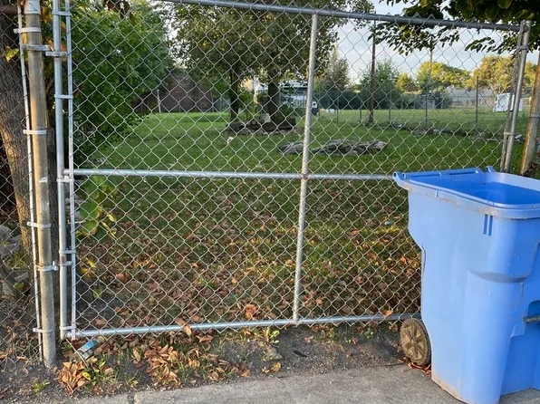 2425 W Roosevelt Rd, Chicago, IL 60608