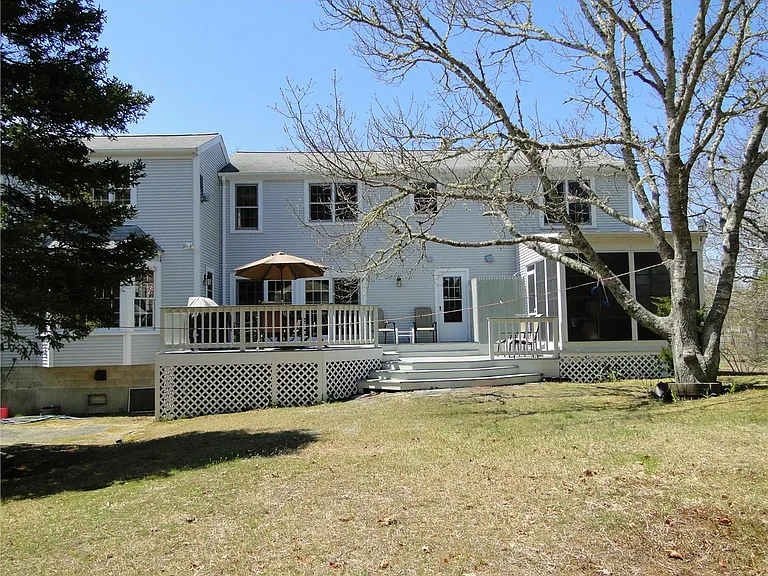 32 Niagara Ln — Photo 2