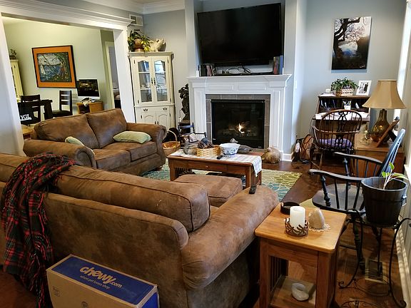 Living room w/gas fireplace