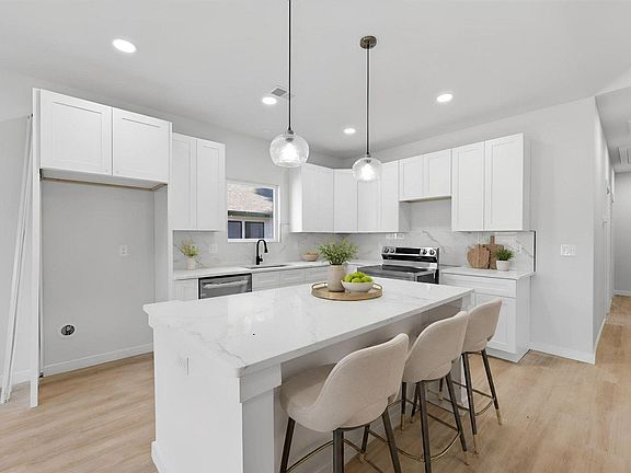 5th image of 579 Bee St