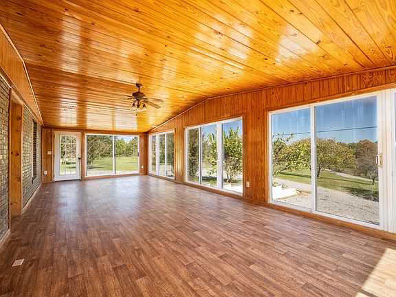 5th image of 271 Anderson Rd