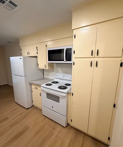 LARGE KITCHEN