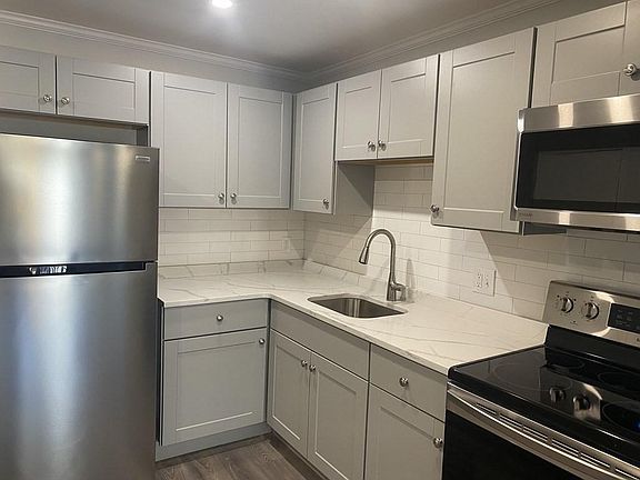 4th image of 6 Lancelot Ct APT 19