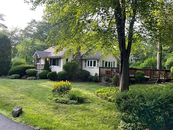 Cozy cottage in peaceful lake neighborhood.