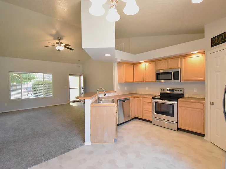 354 E Carver Dr — Photo 5
