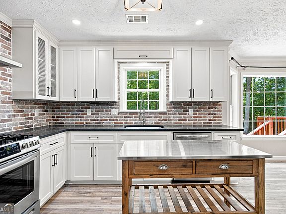 3rd image of 15 Stonewood Way