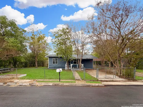 1024 Juarez St, Seguin, TX 78155