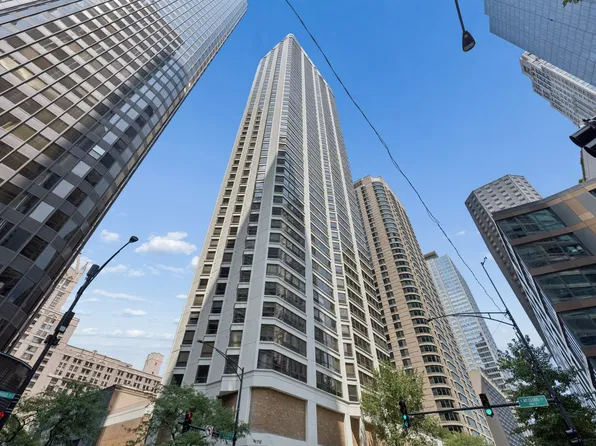 400 E Ohio St APT 403, Chicago, IL 60611