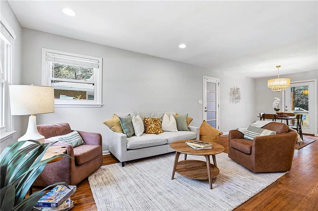 3 bed, 2.0 bath, 1320 sqft, $2,700 — Photo 3