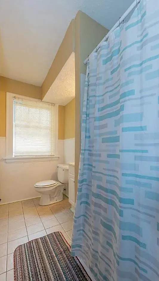 5 bed, 2.5 bath, 2200 sqft, $3,100 — Photo 4