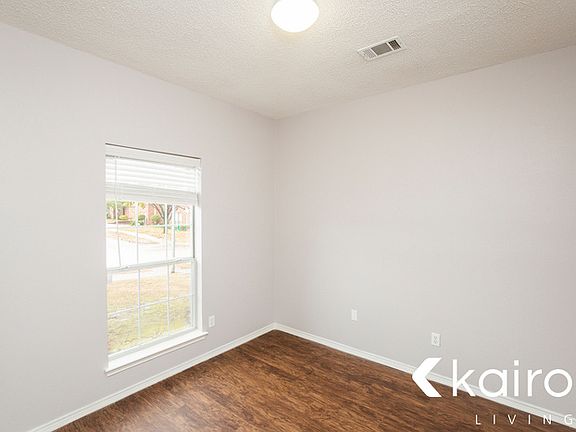 3rd image of 620 Waterwood Ln