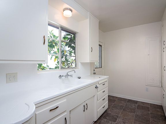 4th image of 143 N Commonwealth Ave APT 5