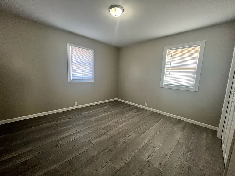 Eisenhower Apartments — Photo 18