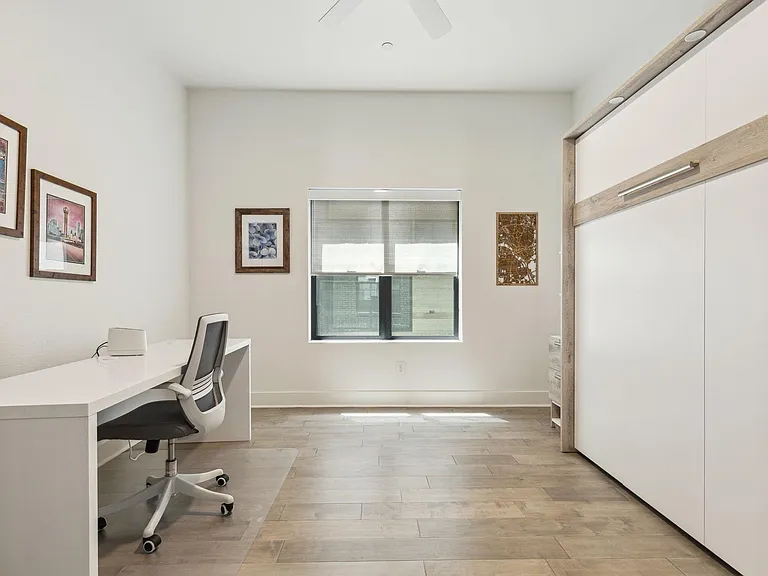 422 W 9th St #106 — Photo 11
