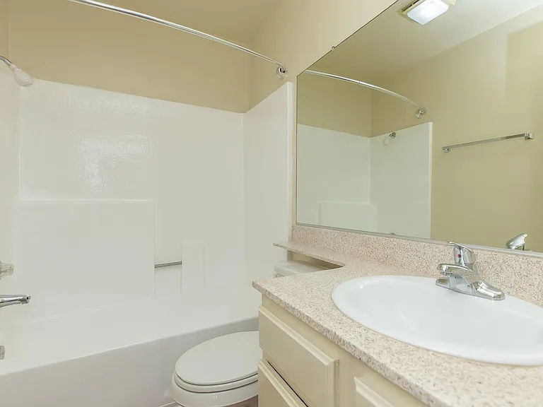 Harbor Pointe Apartments — Photo 32