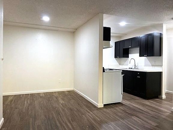 4th image of 406 E Mission Ave #13