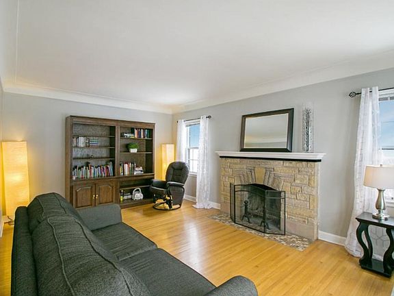 2nd image of 1471 Iowa Ave W