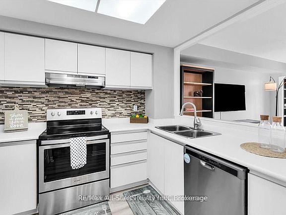 5th image of 711 Rossland Rd E #1002