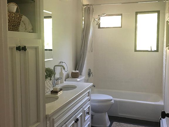 Upper level  bath