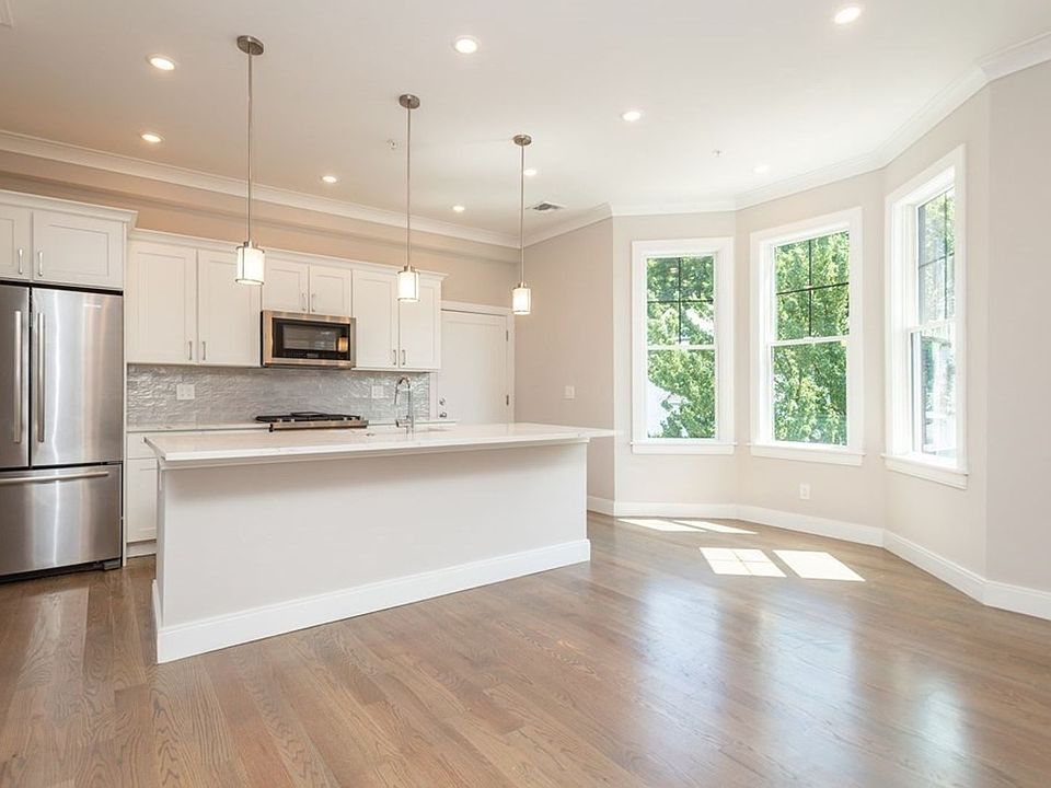 1st image of 3240 Washington St APT 3