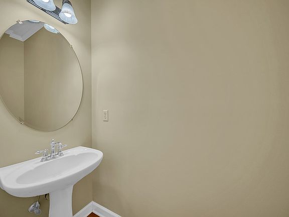 4th image of 389 Avey Cir