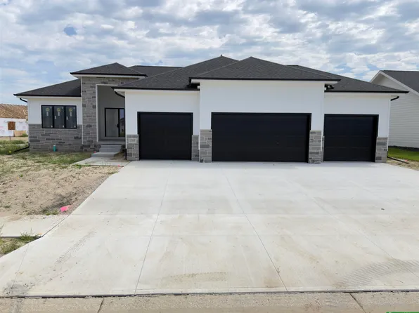 12355 Lake Vista Dr, Papillion, NE 68046