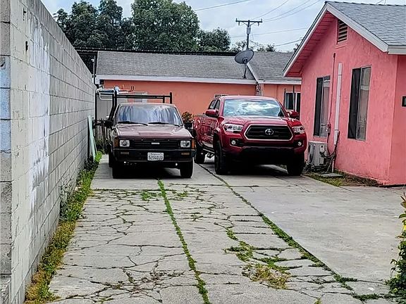 3rd image of 4248 Union Pacific Ave