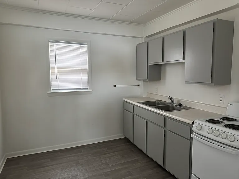 311 W Pleasant St — Photo 4