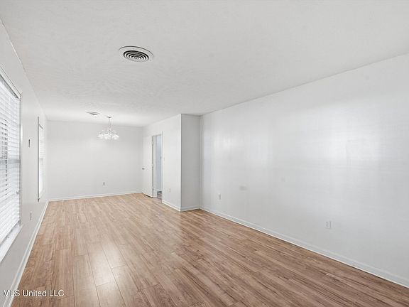 3rd image of 1011 Tanglewood Dr