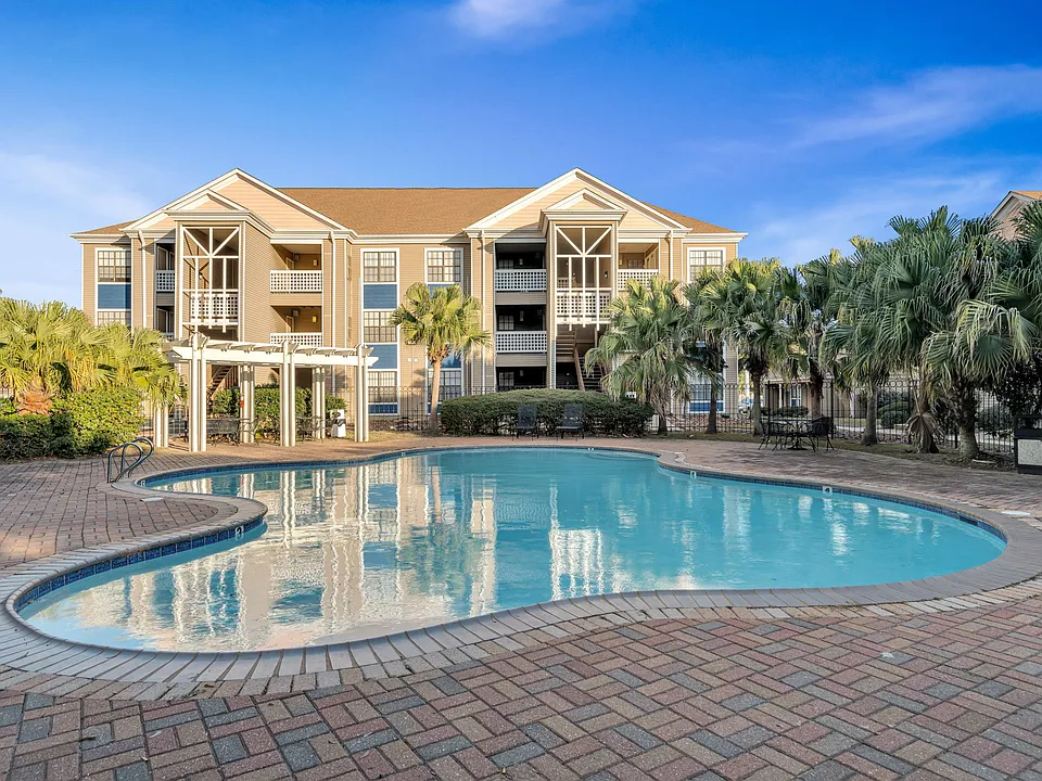 Seasons Apartments