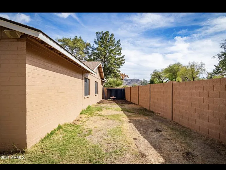 2432 W Dailey St — Photo 33
