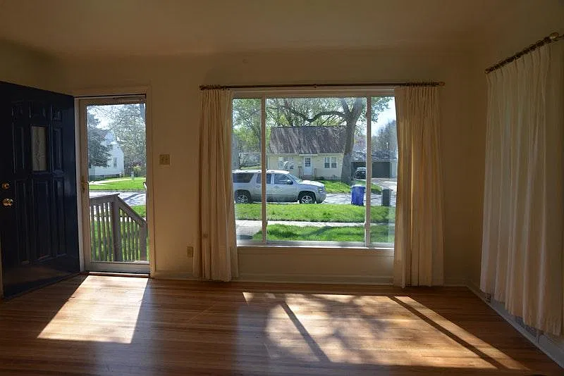 3 bed, 1100 sqft, $2,100 — Photo 4